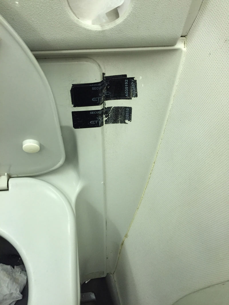 Notdürftiges Tape in der Toilette