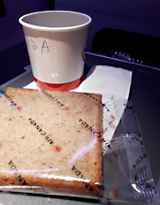 Das komplette Frühstück in der PremiumEconomyClass - Kaffee für Sitz 12A und 12C nur extra auf Nachdruck!
Schlechter als auf Charterflügen!