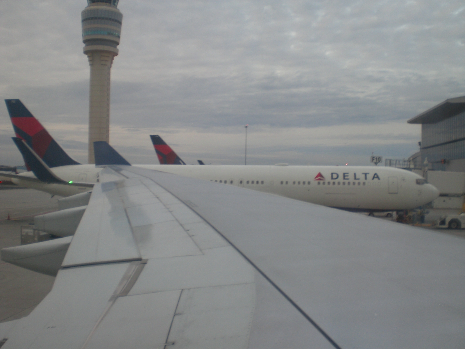 Ich weiß nicht, ob es die gleiche Maschine war, die ich hier von meinem Flugzeug aus fotografiert habe...Hauptsache Delta!!!