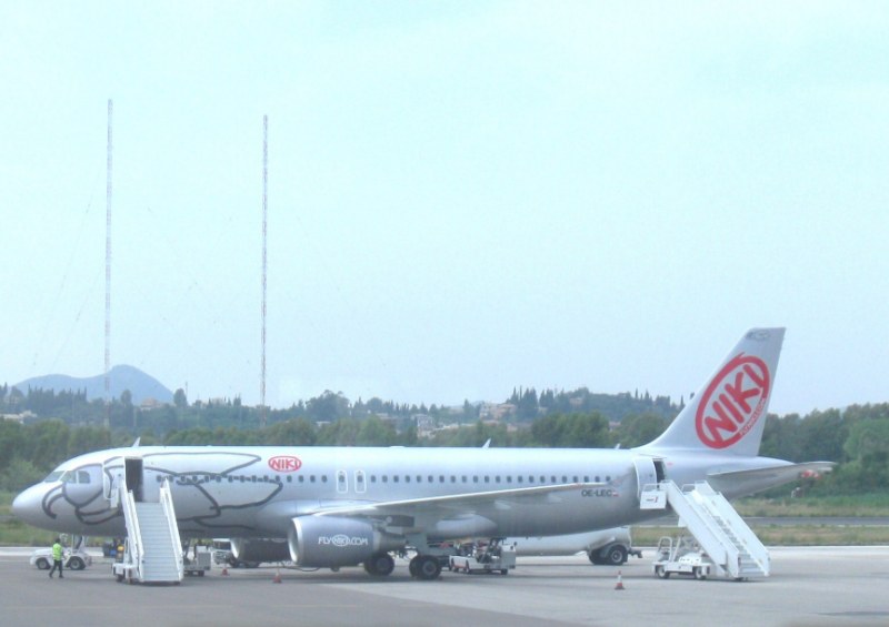 Airbus A320 Kennung OE-LEC auf dem Flug
hafen Korfu (Kerkyra)